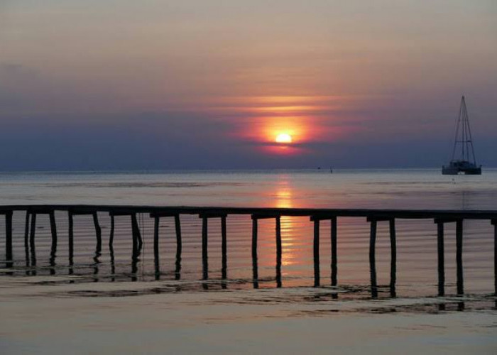 7 Wisata Bahari di Jawa Tengah yang Punya Spot Sunset Romantis