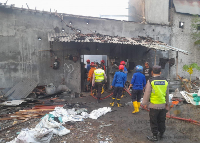 Gudang Aluminium di Tegal Terbakar, Rugi Rp100 Juta