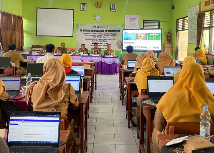 Transformasi Digital Sekolah, 32 Guru SMP Tegal Dilatih Gunakan Papan Interaktif