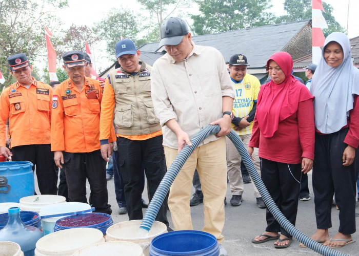 Kekeringan Melanda, Plt Bupati Pemalang Salurkan Bantuan Air Bersih ke Pemukiman