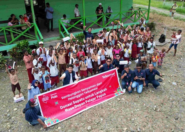  Telkomsel Salurkan Ratusan Pasang Sepatu Bagi Pelajar Papua