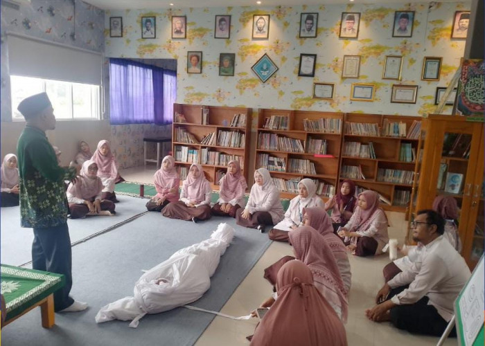 Guru dan Staf SD Muhammadiyah Slawi Dalami Pemulasaran Jenazah: Belajar Mengantarkan dengan Ikhlas 