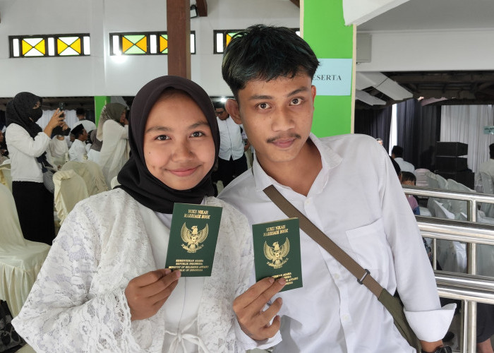 Resmi Dapat Pengakuan Negara, Pasangan Nikah Siri Tersenyum Bahagia di Rumdin Bupati Tegal 