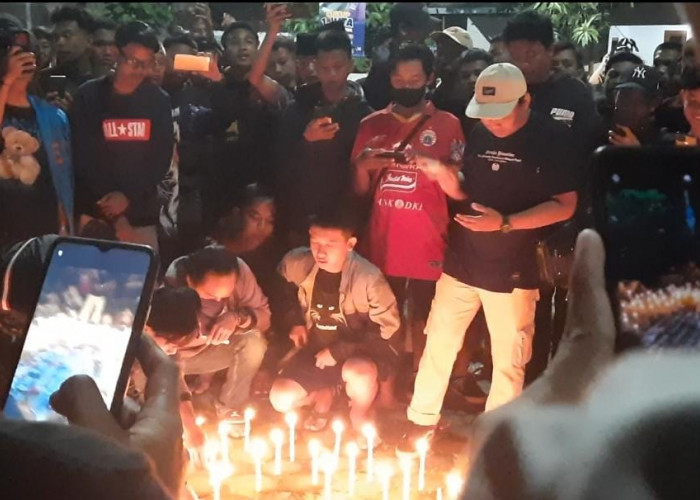 Nyalakan 1.000 Lilin, Penggila Sepakbola di Tegal Gelar Doa Bersama untuk Korban Tragedi Kanjuhuran Malang
