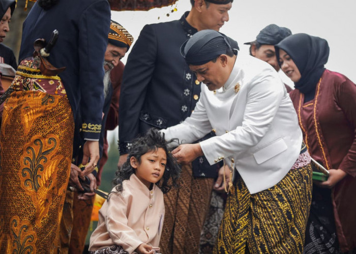 Bersama AHY, Gubernur Jateng Ahmad Luthfi Ikut Tradisi Cukur Rambut Gimbal di Dieng