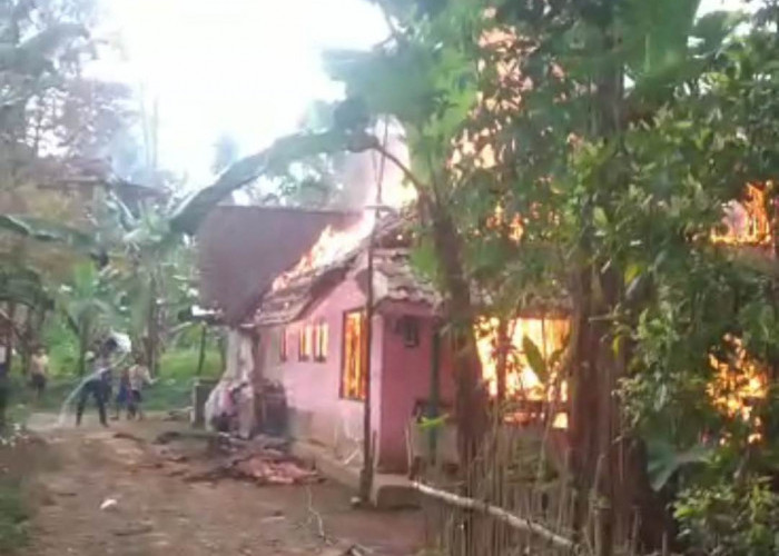 Kebakaran Rumah di Batang, Penghuni Rumah Selamat Setelah Keluar dari Jendela Kamar 