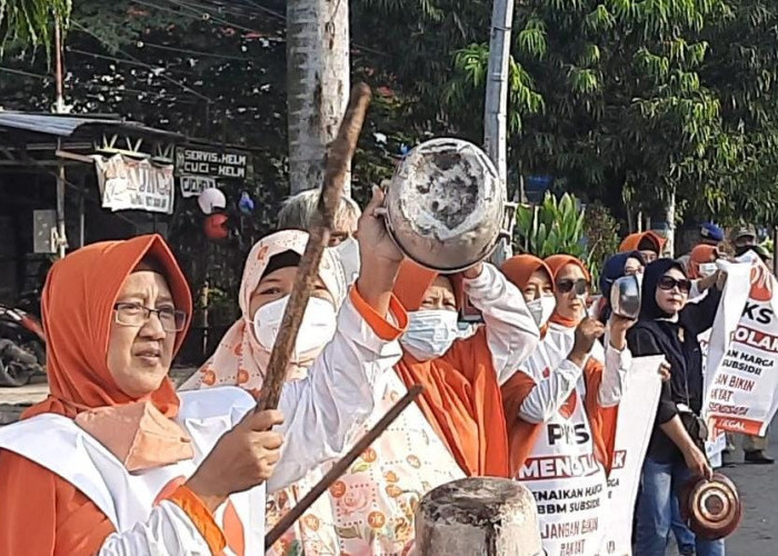Tolak Harga BBM Naik, Emak-emak dan Kader PKS di Kota Tegal Turun ke Jalan Bawa Alat-alat Dapur