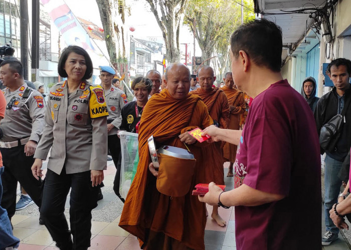 Biksu Thudong Jalan Kaki dari Thailand Selama 68 Hari, Ternyata Hanya Makan di Pagi Hari