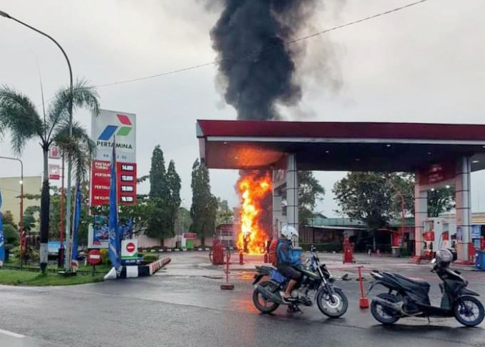 Mobil Pickup Terbakar Saat Isi BBM di SPBU Karangmoncol Pemalang