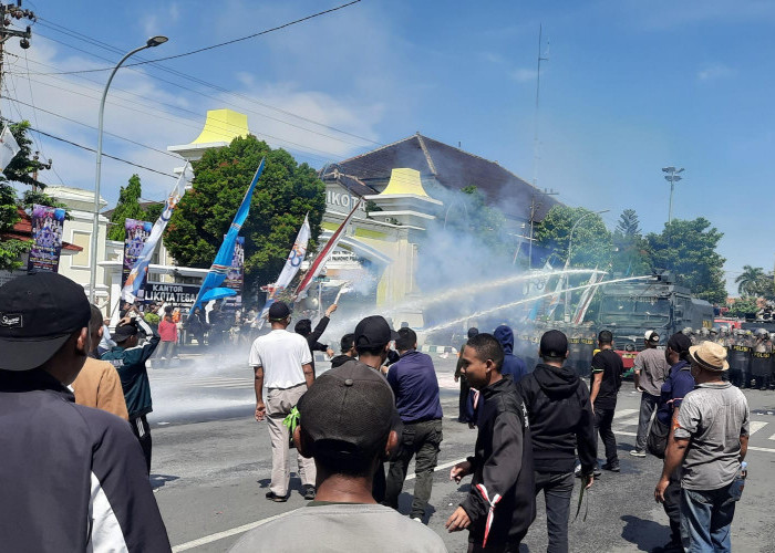 Jelang Hari Buruh Internasional, Penanganan Aksi Unjuk Rasa di Tegal Disimulasikan