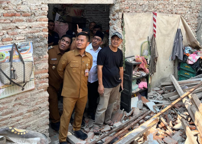 Rumah di Adiwerna Kabupaten Tegal Mendadak Ambruk, Bupati Ischak Salurkan Bantuan Rp25 Juta Lebih untuk Korban