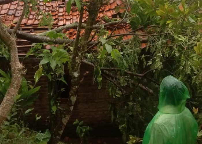 Diterjang Angin Kencang, Rumah di Brebes Rusak Berat