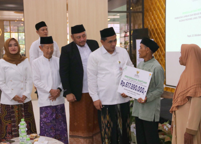 Taj Yasin Serahkan Bantuan Jambanisasi dan RTLH Baznas Jawa Tengah