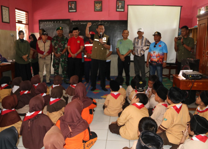 Pasca Banjir di Tegal, Pj Walikota Beri Trauma Healing ke Siswa MI dan Salurkan Bantuan