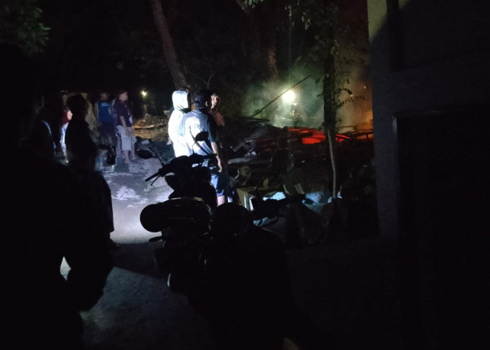Rumah Kayu di Dermasuci Tegal Terbakar, Akses Curam Sempat Hambat Damkar
