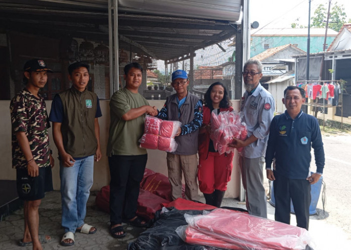 Dinsos Brebes Salurkan Bantuan Siap Saji ke Warga yang Terdampak Banjir