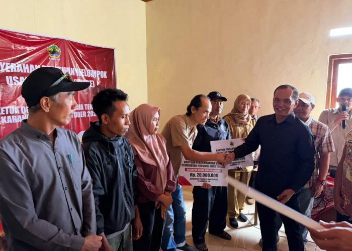 Siasat Hemat Pakan Ayam Kampung Ala Ketua DPRD Jateng Sumanto