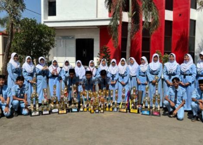 Apresiasi Terbesar! Ratusan Siswa Berprestasi SMP Ihsaniyah Tegal Raih Penghargaan