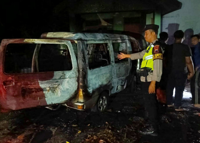 Mobil di Randudongkal Pemalang Ludes Terbakar saat Sopir Alirkan BBM ke Jeriken, 2 Orang Terluka 