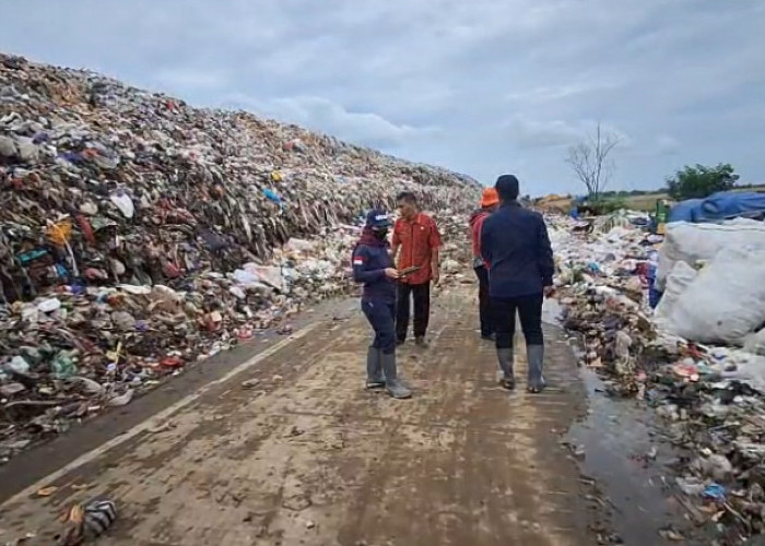 Tempat Pembuangan Sampah di Brebes Longsor Tutup Akses Jalan