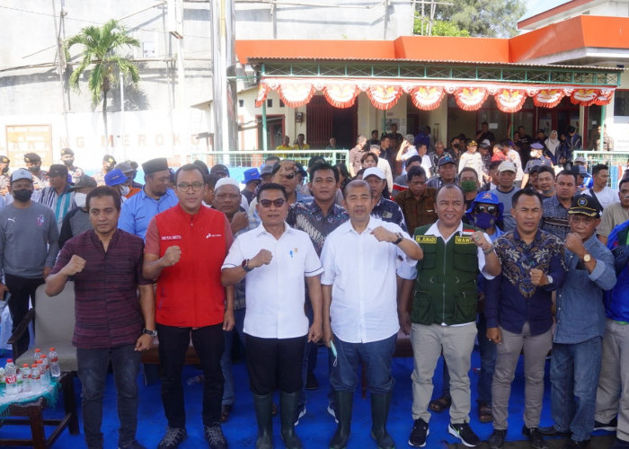 Kepala Staf Kepresidenan Tinjau Kegiatan Penyaluran BBM untuk Nelayan di PPP Tegalsari Tegal