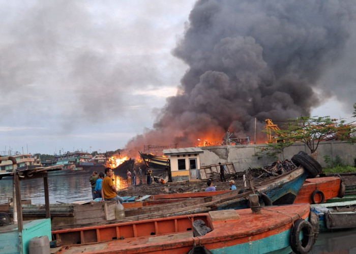 Kebakaran Kapal di Pelabuhan Tegal Masih Terjadi, Diperkirakan Ada 10 Unit yang Terbakar