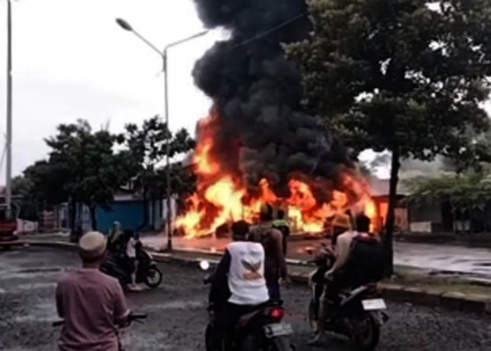 Geger Pasar Loak Terminal Adiwerna Tegal Kebakaran