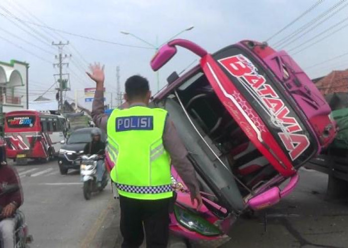 Kecelakaan Beruntun Terjadi di Pantura Brebes, 3 Kendaraan Ringsek