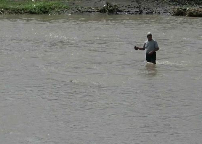 Miris! Warga Pedukuhan di Brebes Ini Harus Bertaruh Nyawa untuk Bisa Keluar Kampung