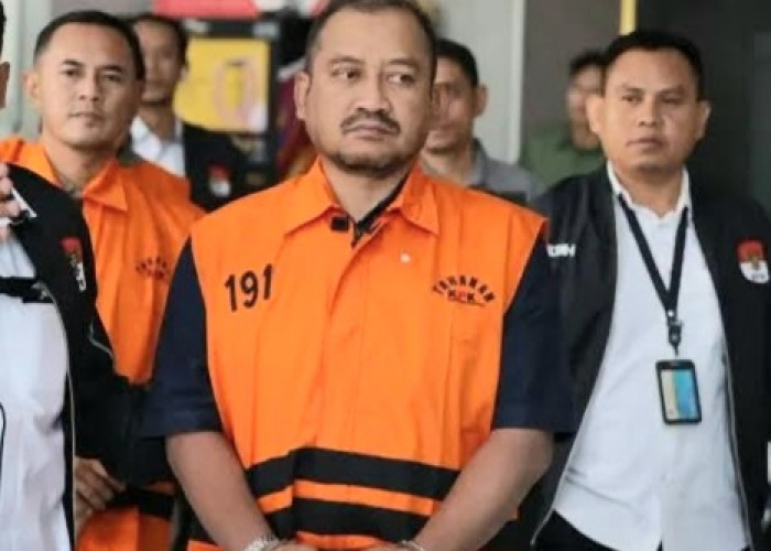 Usai Diperiksa KPK, Bupati Pemalang Anom Widiyantoro Keluar Pakai Rompi Oranye