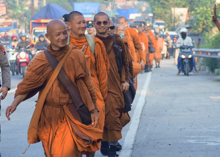 Biksu Thailand Menangis saat Masuk Tegal, Ternyata Ini Alasannya