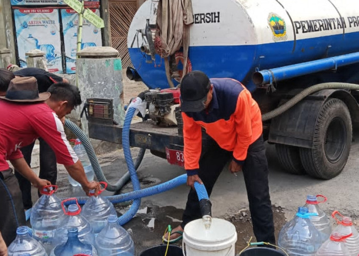 Terdampak Kemarau, Ratusan Warga di Brebes Dikucuri Air Bersih