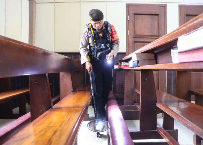 Pastikan Rangkaian Tri Hari Suci Paskah Aman, Polisi Lakukan Sterilisasi Gereja di Tegal 