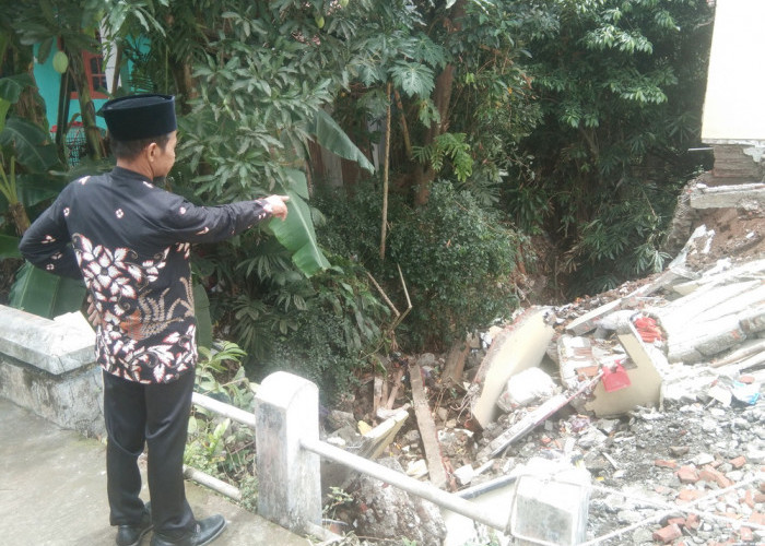 Tertimpa Longsor, Tembok Rumah Warga Runtuh Tutup Aliran Sungai Tunggeng, Pemdes Banjarsari Takut Banjir 