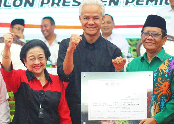 Resmi Jadi Cawapres Ganjar Pranowo, Mahfud MD Kenakan Kemeja Batik Hijau saat Diumumkan 