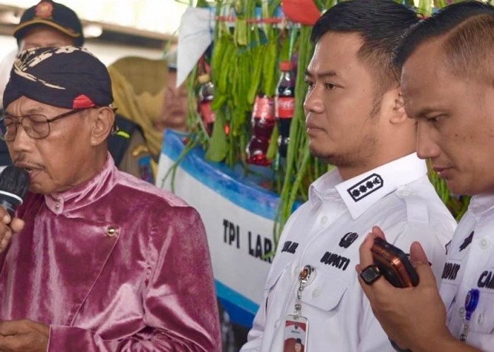 Hadiri Tradisi Sedekah Laut, Bupati Tegal Sampaikan Hal Ini