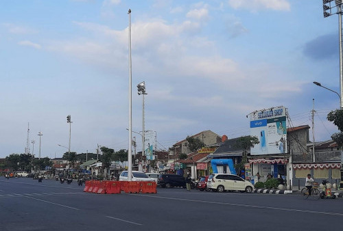 Janggal, Warga Pertanyakan Pemasangan Tiang Bendera di Tengah Jalan Pancasila Kota Tegal 