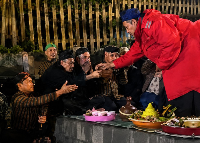 Ritual Nyiwer Guci 2026, Tradisi Sakral Penjaga Berkah Lereng Gunung Slamet Sebelum Pawai Gunungan