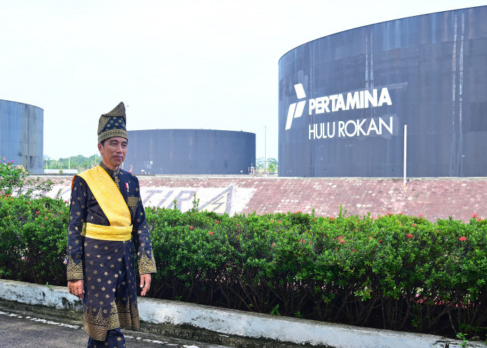  Kenakan Pakaian Adat Melayu, Jokowi Gagah Pimpin Upacara Hari Lahir Pancasila di Blok Rokan