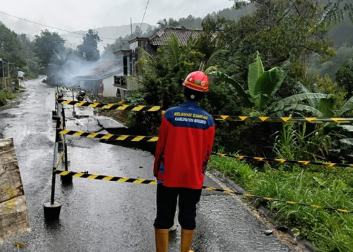 Hujan Deras, Jalan Provinsi di Legok-Bantarkawung Brebes Longsor
