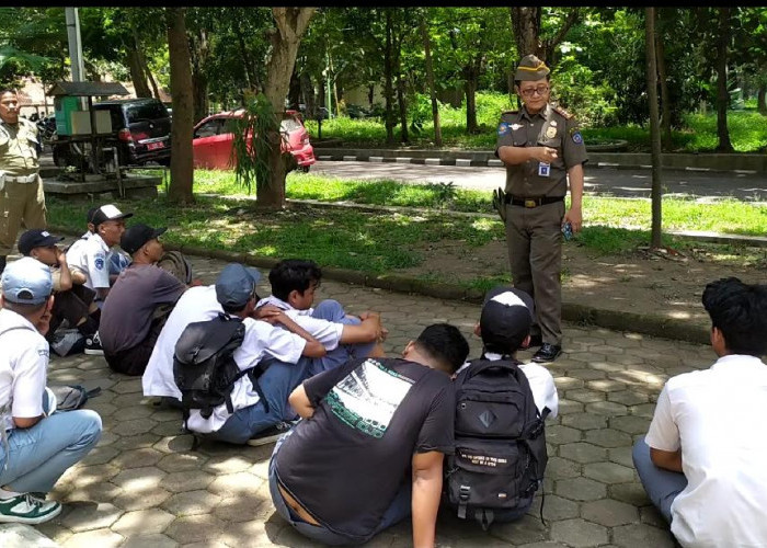 Asik Nongkrong di Kawasan GOR Trisanja Slawi, 14 Pelajar Diciduk Petugas Satpol PP dan BNN