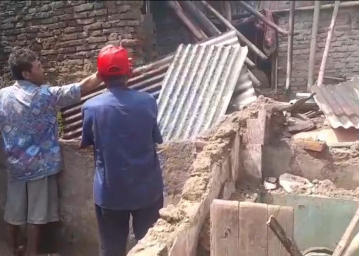Rumah di Desa Pener Pangkah Kabupaten Tegal Ambruk Dini Hari: 2 Anak Tertimbun Reruntuhan