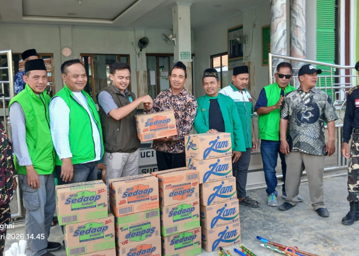 Di Tengah Banjir, PKB Kabupaten Tegal Hadir Berikan Bantuan Logistik