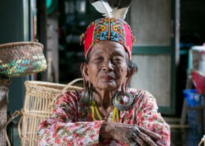 Ada di Indonesia! Tradisi Unik Memanjangkan Telinga Suku Dayak Menarik Perhatian Publik