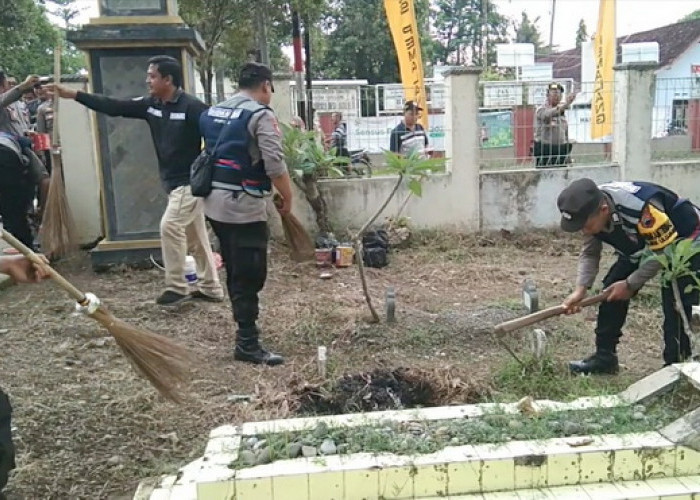 Hari Bhayangkara ke 77, Polisi Pemalang Cat Pagar dan Bersih-bersih Makam