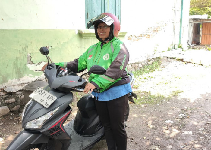 Kisah Kartini Masa Kini Agnes: Driver Ojol Slawi yang Sukses Antar Anak Jadi TNI