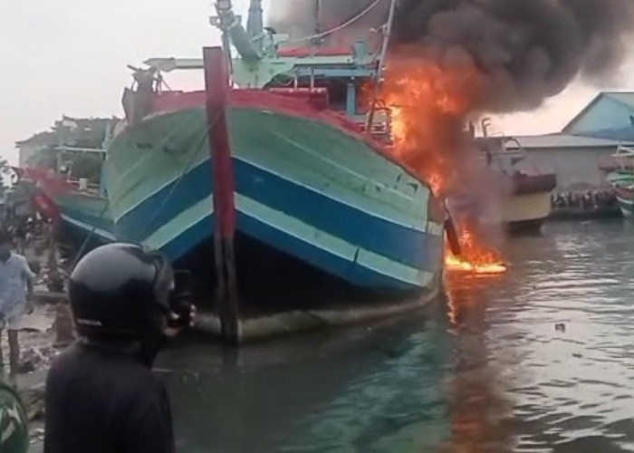 BREAKING NEWS! Kebakaran Kapal Kembali Terjadi di Pelabuhan Jongor Tegal