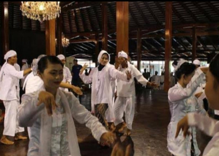 Tradisi Perang Centong Mewarnai Sejarah Penyebaran Islam di Kampung Jalawastu