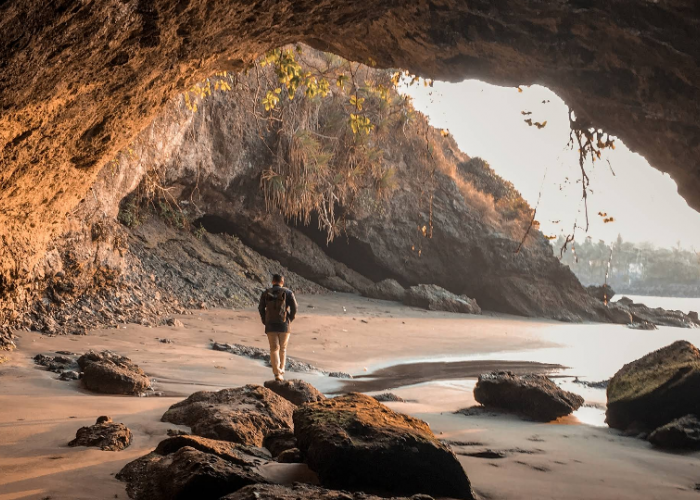Pantai Karang Bolong Kebumen, Goa Mistis yang Konon Dijaga Makhluk Laut