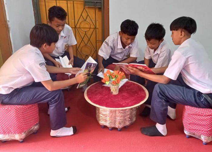 Daur Ulang Sampah Plastik Jadi Meja dan Kursi, Pelajar di Tegal Diacungi Jempol Anggota DPRD 